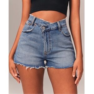 Abercrombie & Fitch Curve Love Hi Rise Mom
Short Crossover 12/31 NEW w/out tags